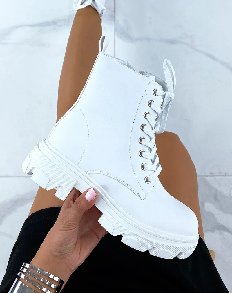 Bottines blanches montantes à lacets et semelle crantée