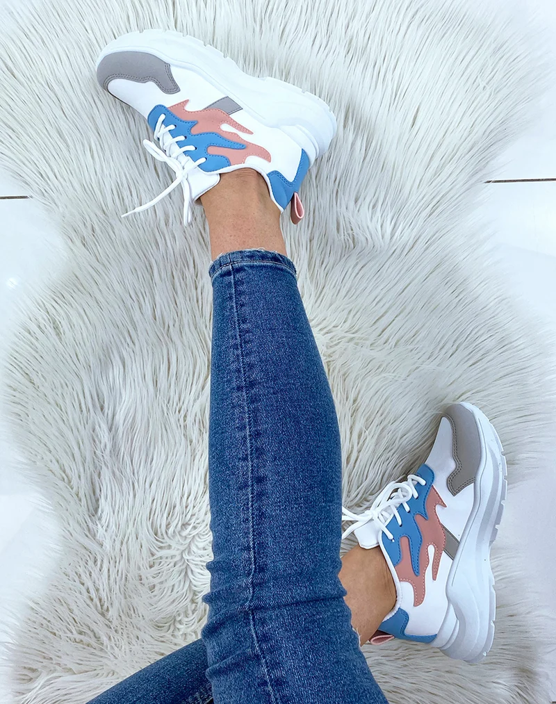 Basket blanches à empiècements flammes bleu rose et gris