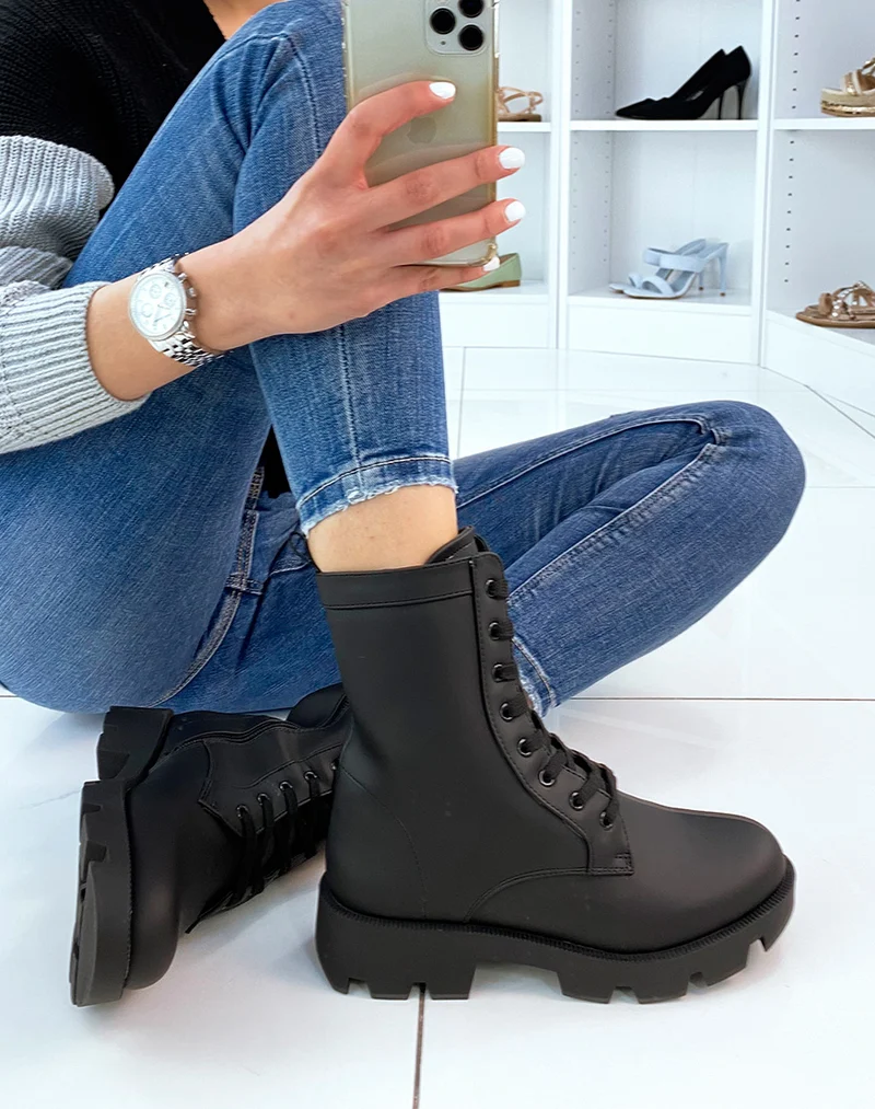 Bottines noires mattes à lacets
