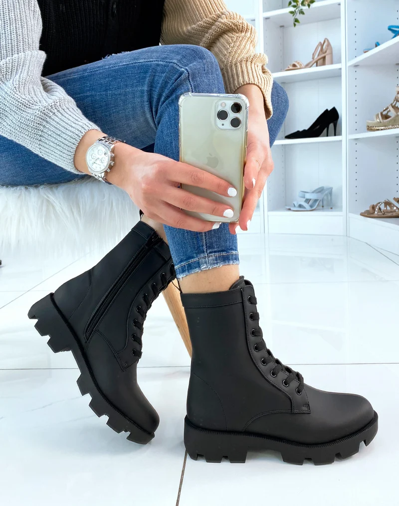 Bottines noires mattes à lacets