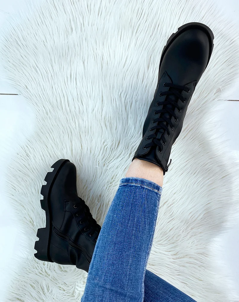 Bottines noires mattes à lacets