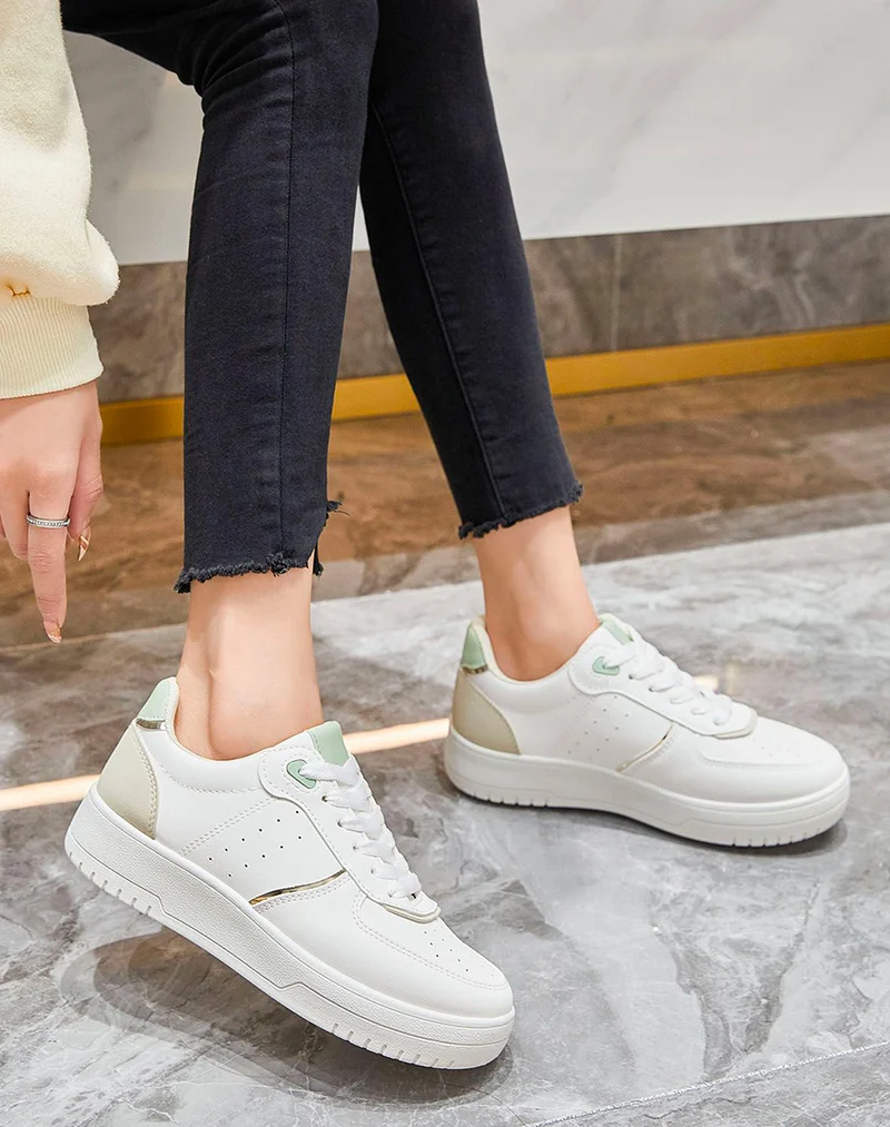 Basket blanche et beige à détails verts