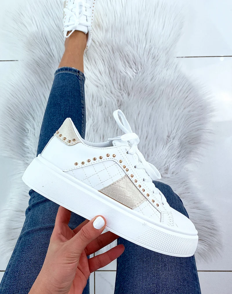 Basket blanche cloutée à empiècements beiges