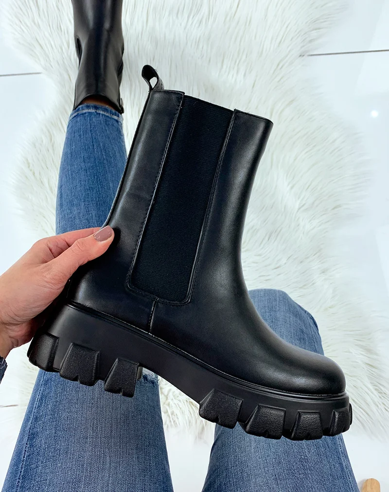 Bottines noires hautes à semelle haute et crantée