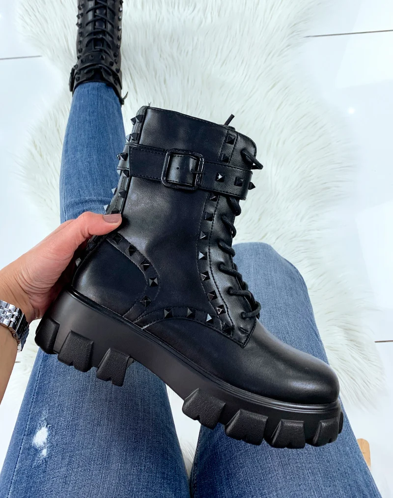 Bottines hautes noires à clous noirs à relief