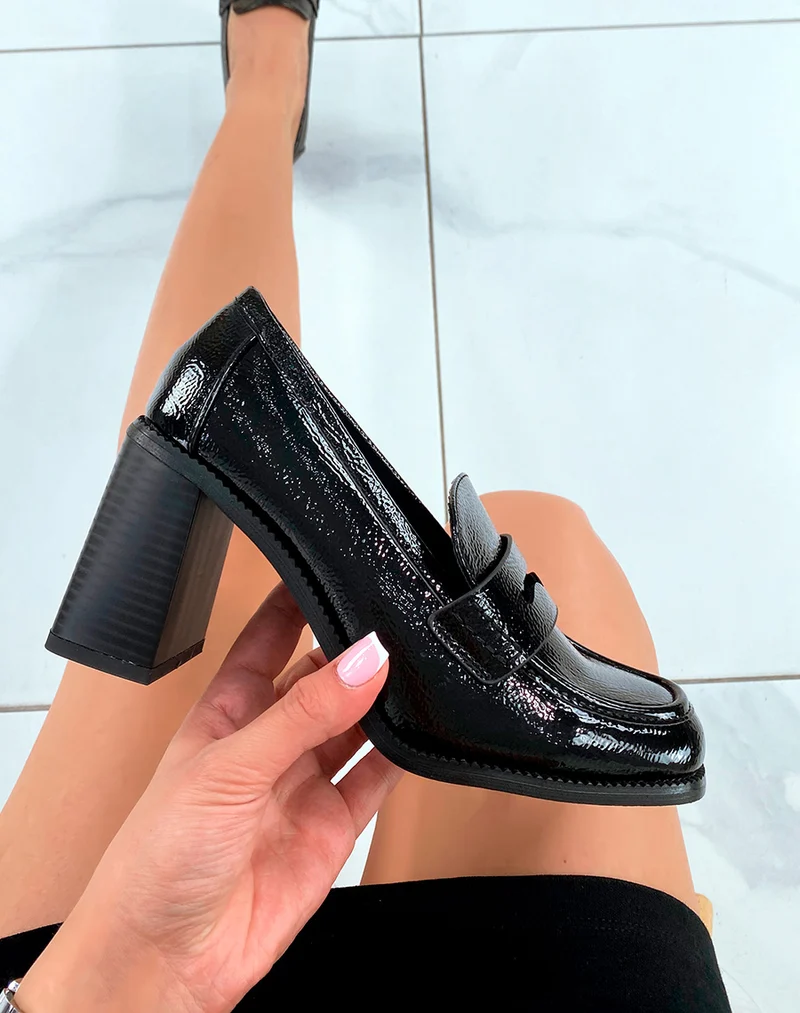 Mocassins femme noirs vernis avec talon audacieux