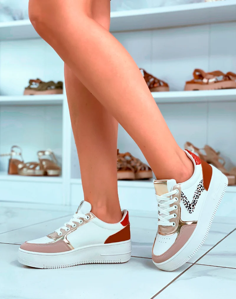 Baskets blanches aux empiècements tricolores et détails guépard