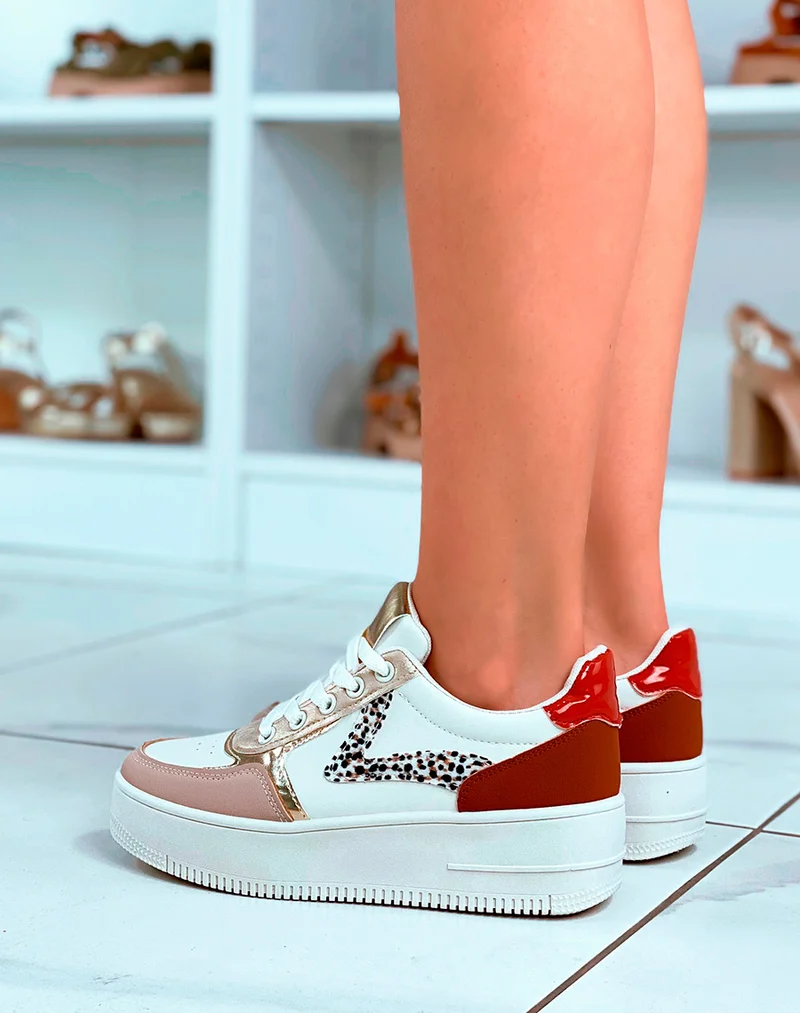 Baskets blanches aux empiècements tricolores et détails guépard