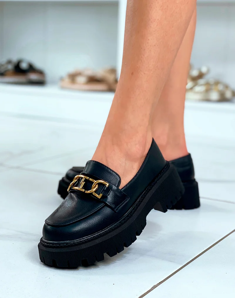 Mocassins noirs à semelle épaisse à boucle dorée