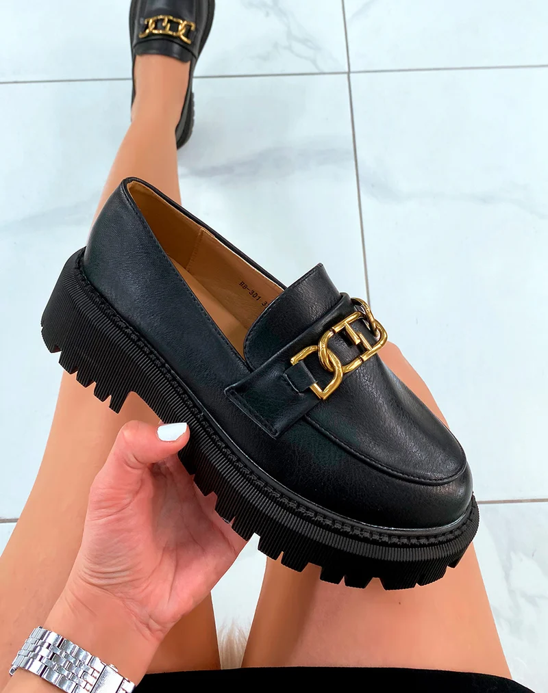 Mocassins noirs à semelle épaisse à boucle dorée