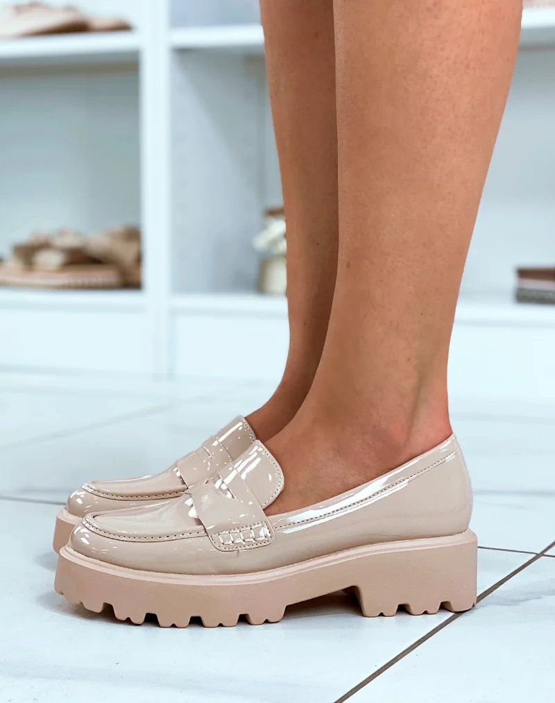 Mocassins beige vernis à semelle épaisse et crantée