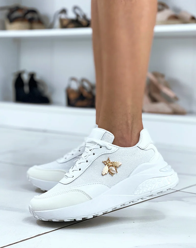 Baskets blanc pailleté à détail en forme d’abeille