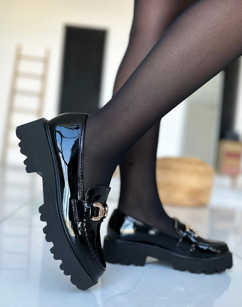 Mocassins noir vernis à détail doré