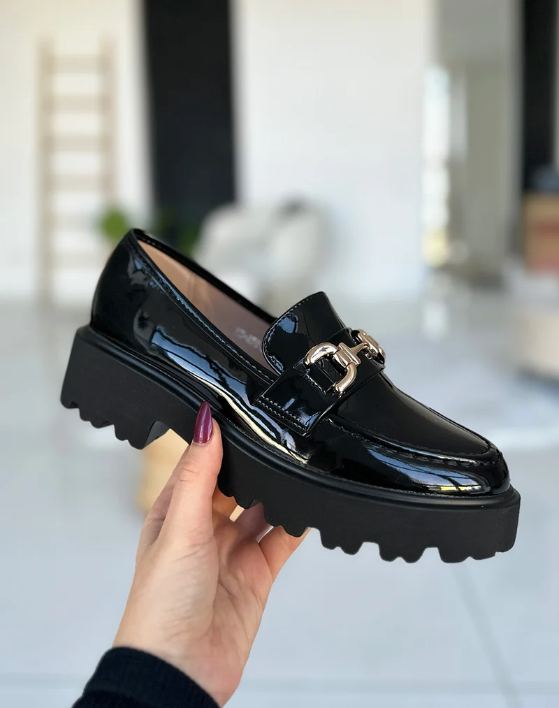 Mocassins noir vernis à détail doré