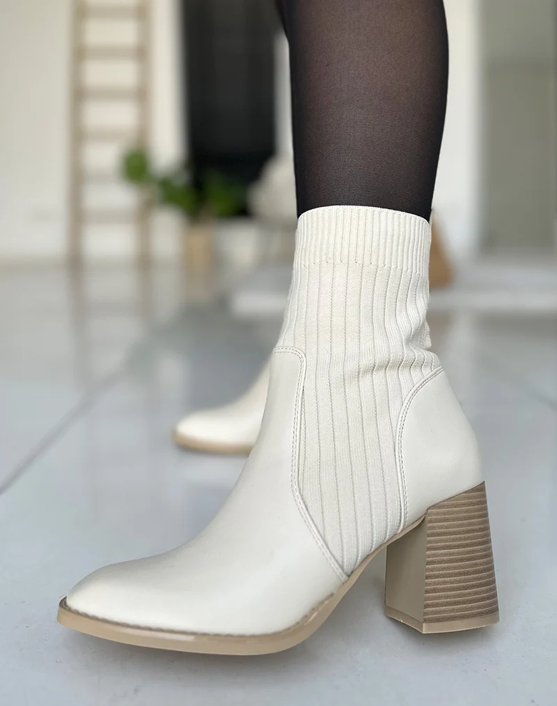 Bottines beiges à talon et tige élastique