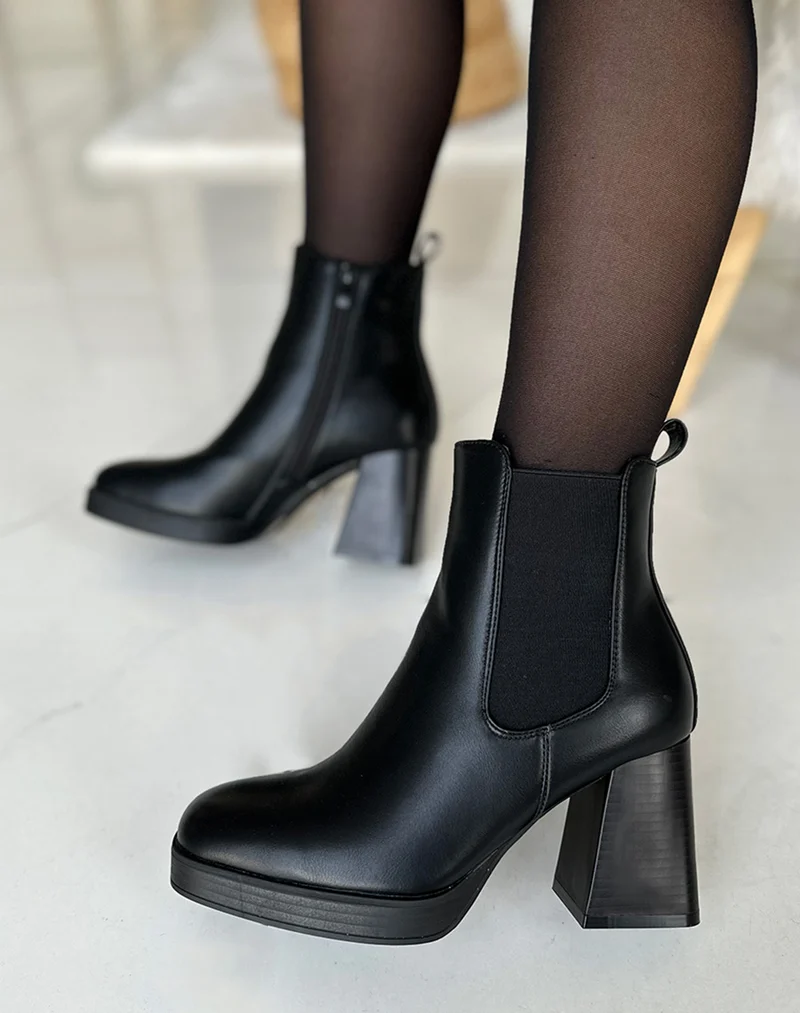 Bottines noires à talon et côté à élastique