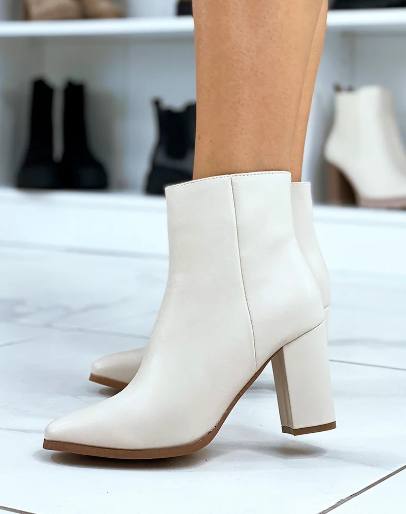 Bottines beiges à talons et bout carré