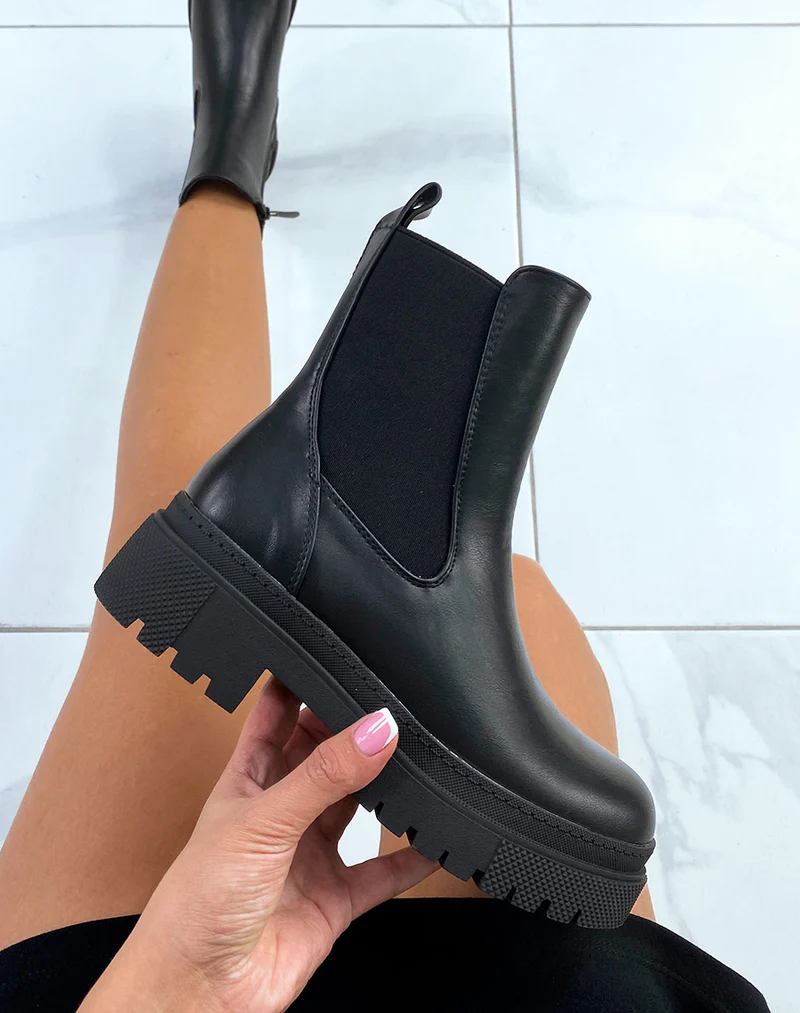 Bottines noires basses à élastique et semelle cranté