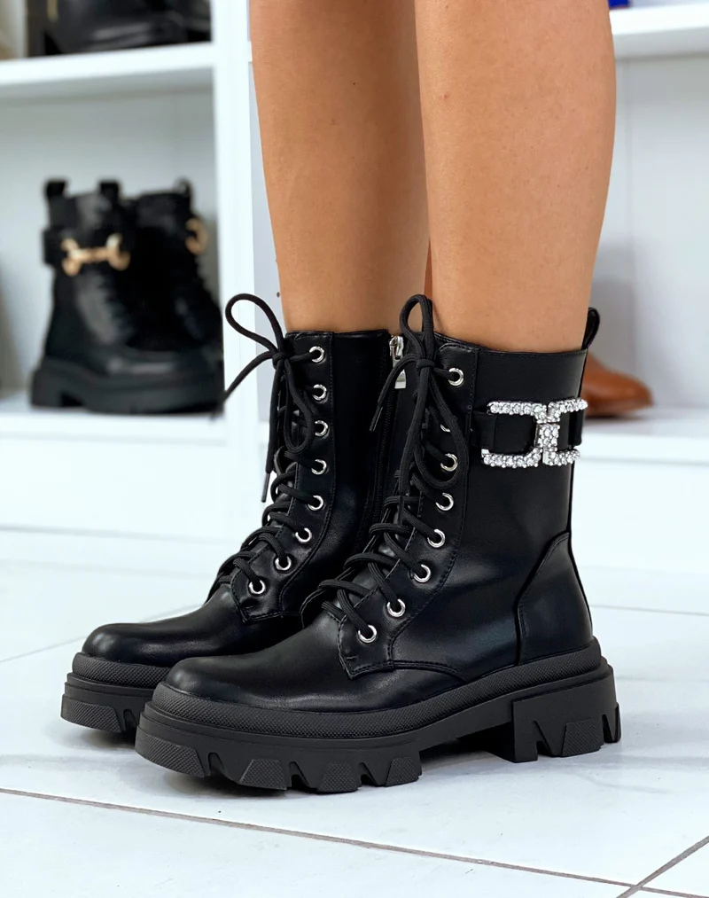 Bottines noires à lacet et bijoux à strass argentés