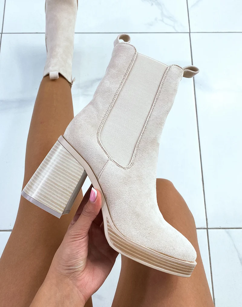 Bottines beiges en suédine montant style chelsea à talon