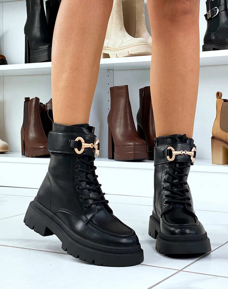 Bottines noires à lacets et détail doré imposant
