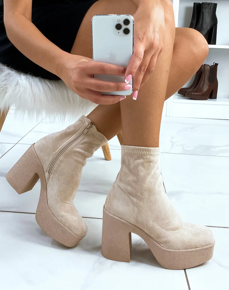 Bottines beige en suédine effet chaussette à talon épais texturé