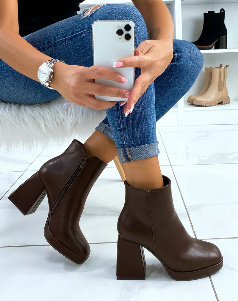 Bottines basses chocolat à talon épais carré