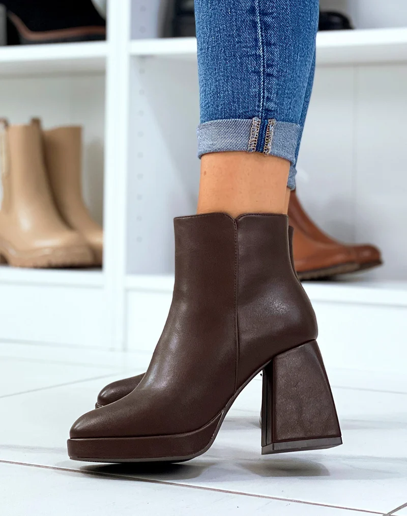 Bottines basses chocolat à talon épais carré