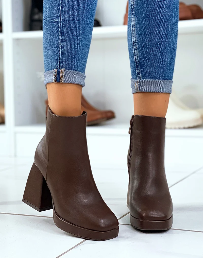 Bottines basses chocolat à talon épais carré