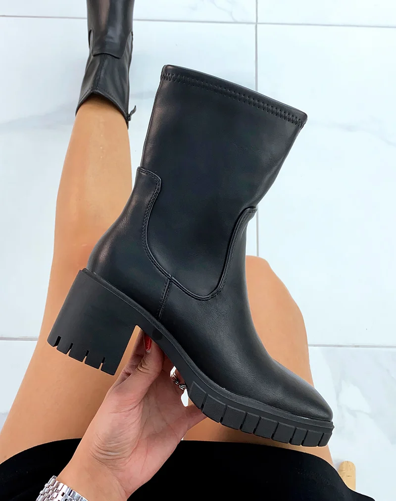 Bottines noires à talon et tige souple à bout carré
