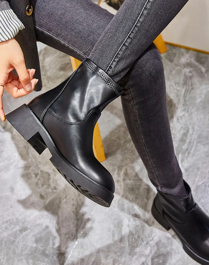 Bottines basses noires effet chaussette en similicuir