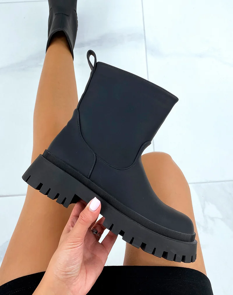 Bottines noires effet imperméable à semelle crantée