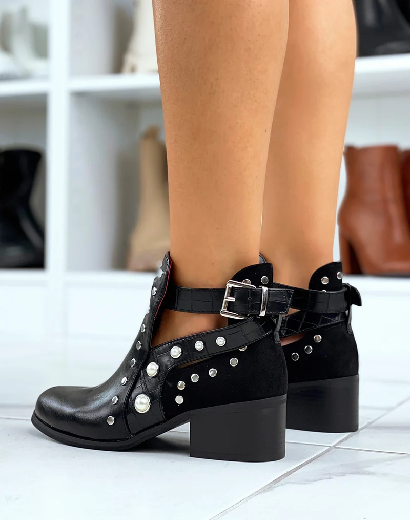 Bottines noires à talons cloutées et perlées ouvertes à lanières