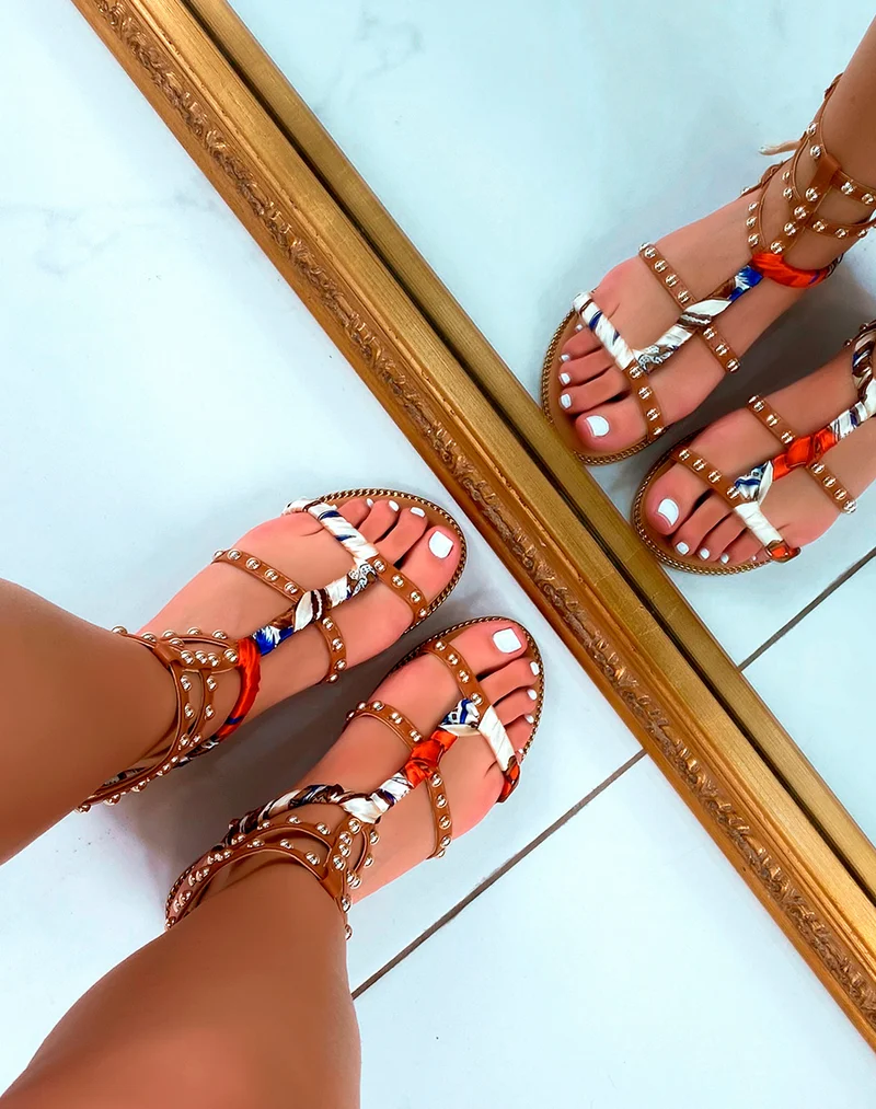 Nu-pieds camel cloutés à foulard