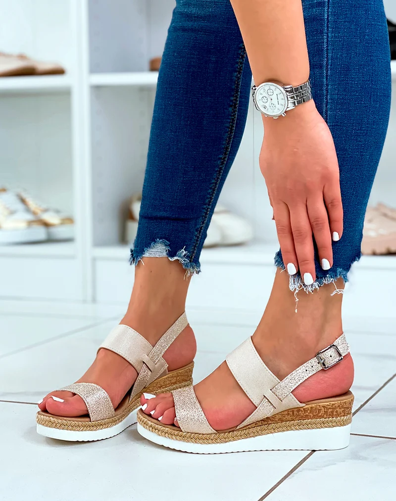 Sandales beige à double brides et mini talon compensé
