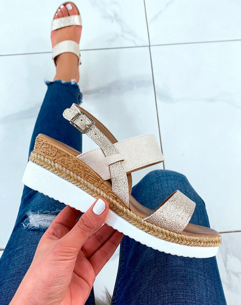 Sandales beige à double brides et mini talon compensé