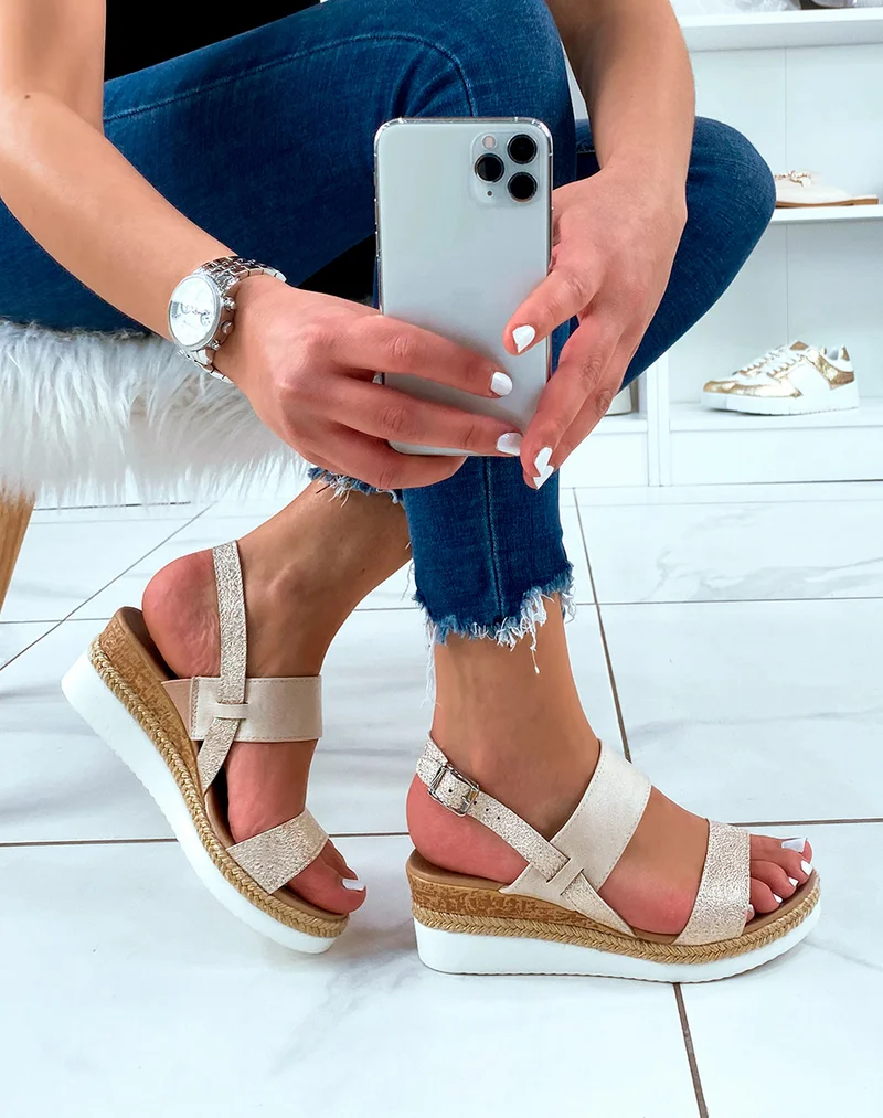 Sandales beige à double brides et mini talon compensé