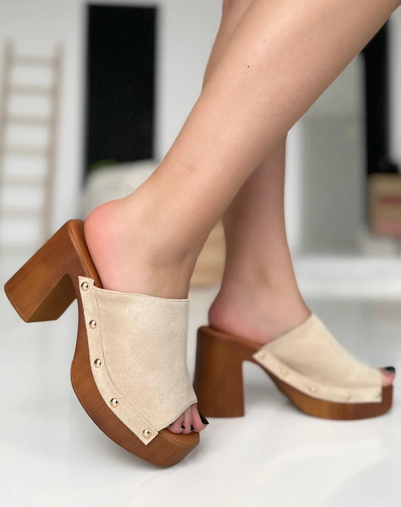 Mules sabots beiges à talons carré en suédine