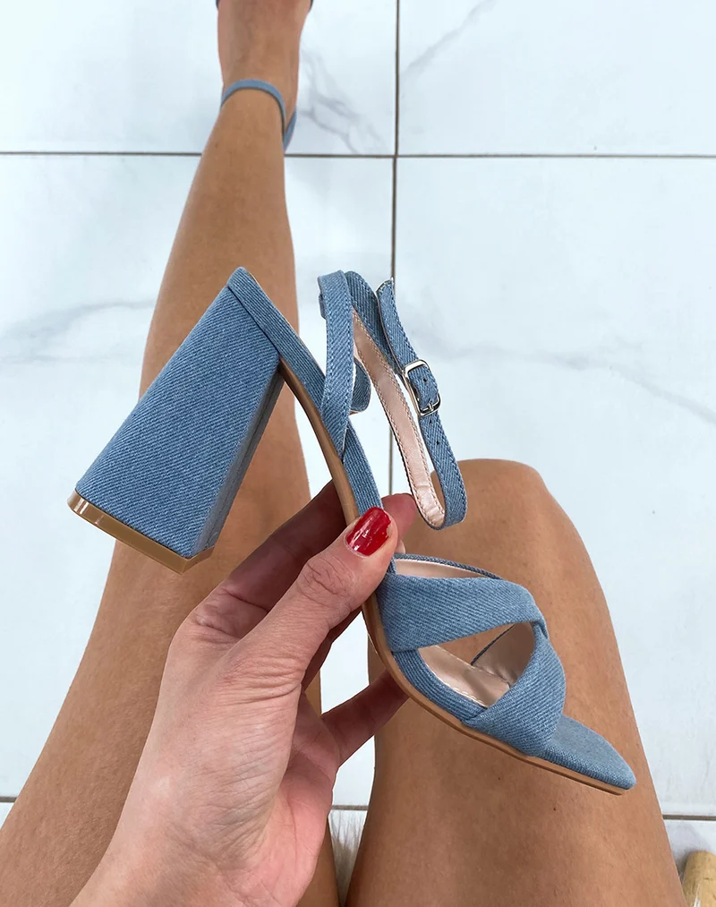 Sandales en jean à brides entrecroisées et talon épais