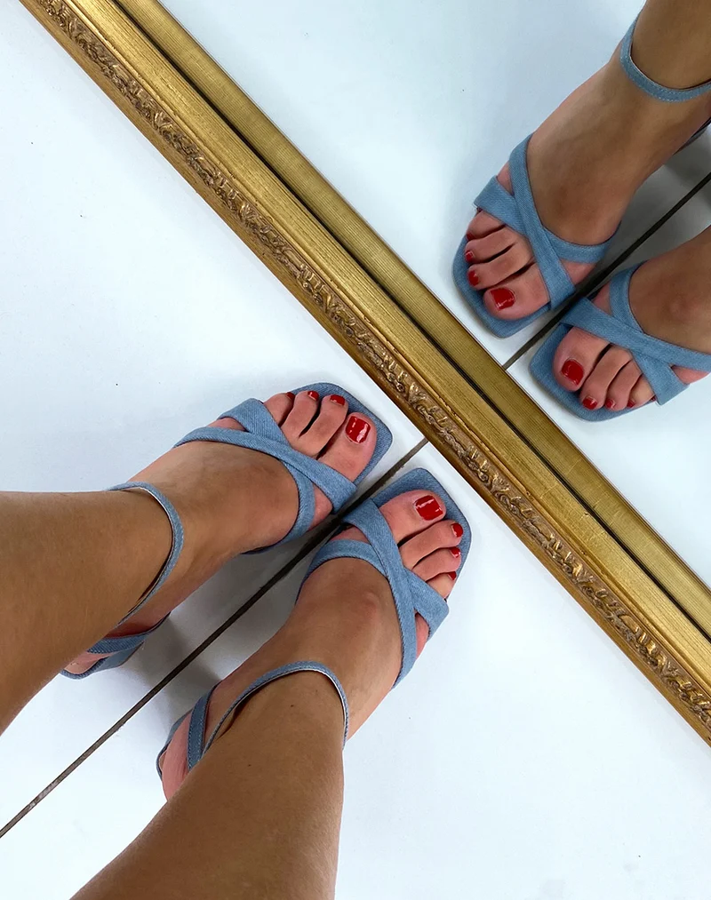 Sandales en jean à brides entrecroisées et talon épais