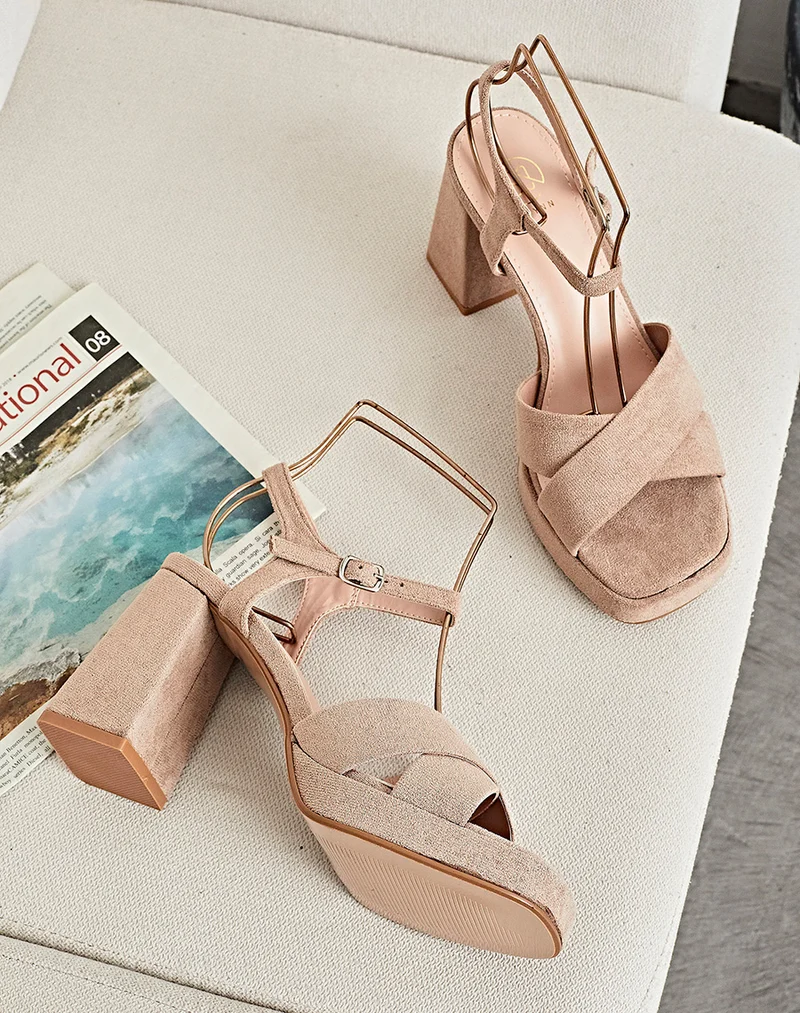 Sandales en suédine beige à plateforme et brides croisées