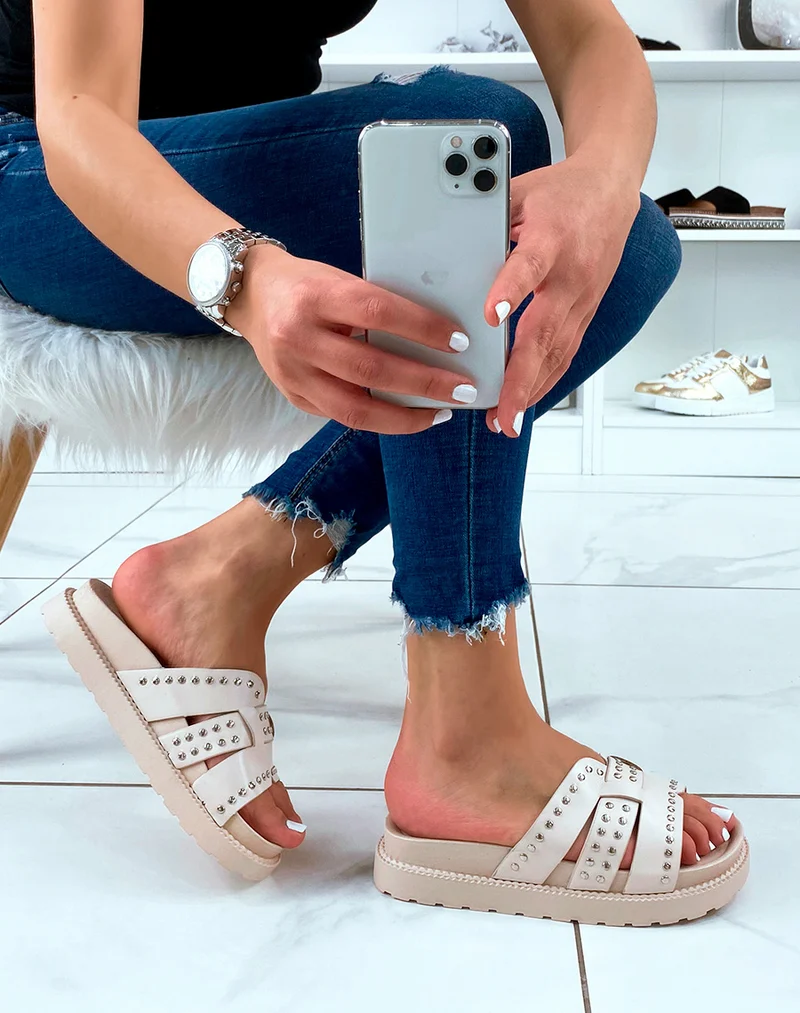 Mules beige claires à brides épaisses et détails cloutées
