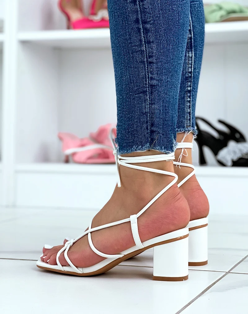 Sandales blanches à petit talon et multiples lanières