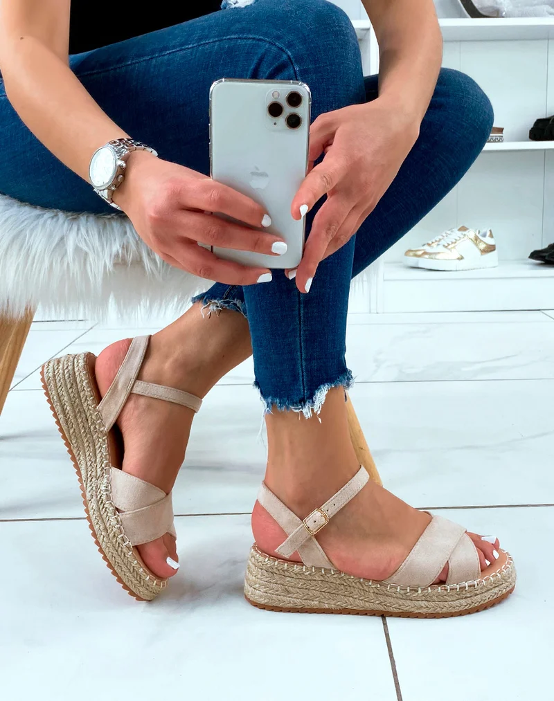 Sandales à plateforme et brides entrecroisées en suédine beige