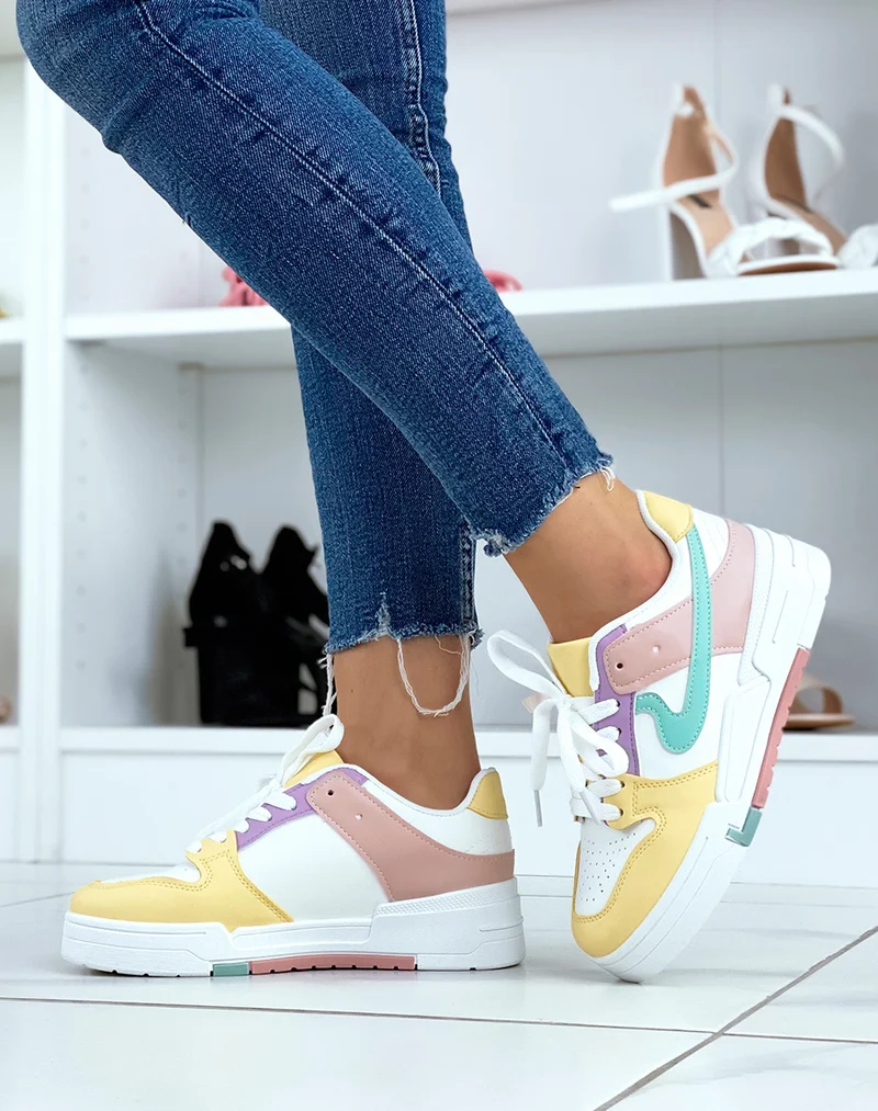 Baskets blanches et jaunes à détails pastels
