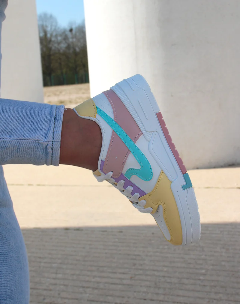 Baskets blanches et jaunes à détails pastels