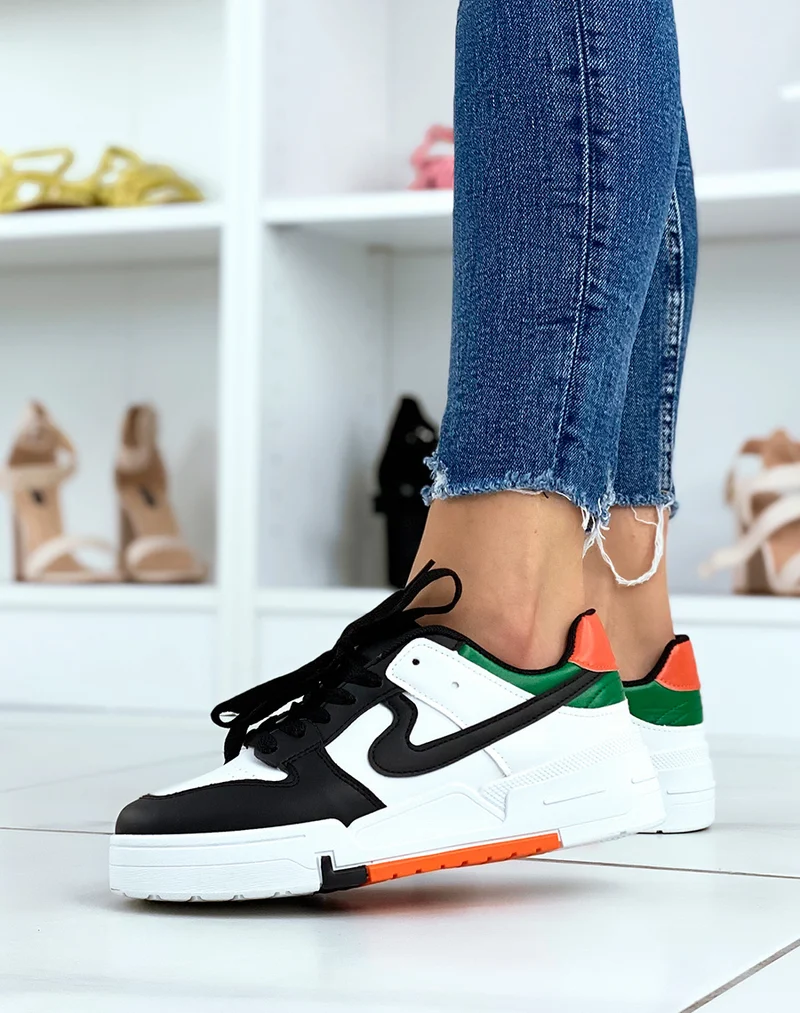 Baskets blanches et noires à détails orange et vert