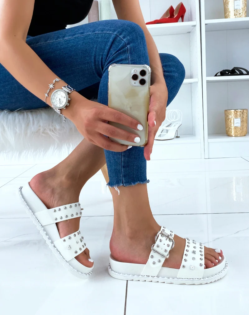Mules plates à doubles brides et détails cloutés