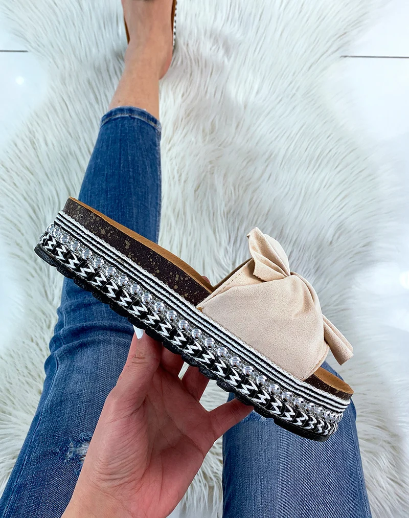 Mules en suédine beige à détail argenté