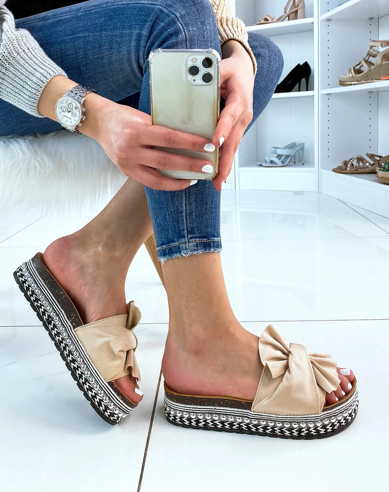 Mules en suédine beige à détail argenté